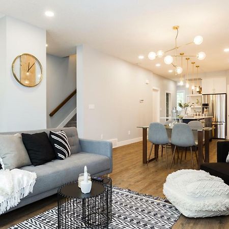 Contemporary Farmhouse Haven: Extended Stay with Modern Comforts Edmonton Exterior photo
