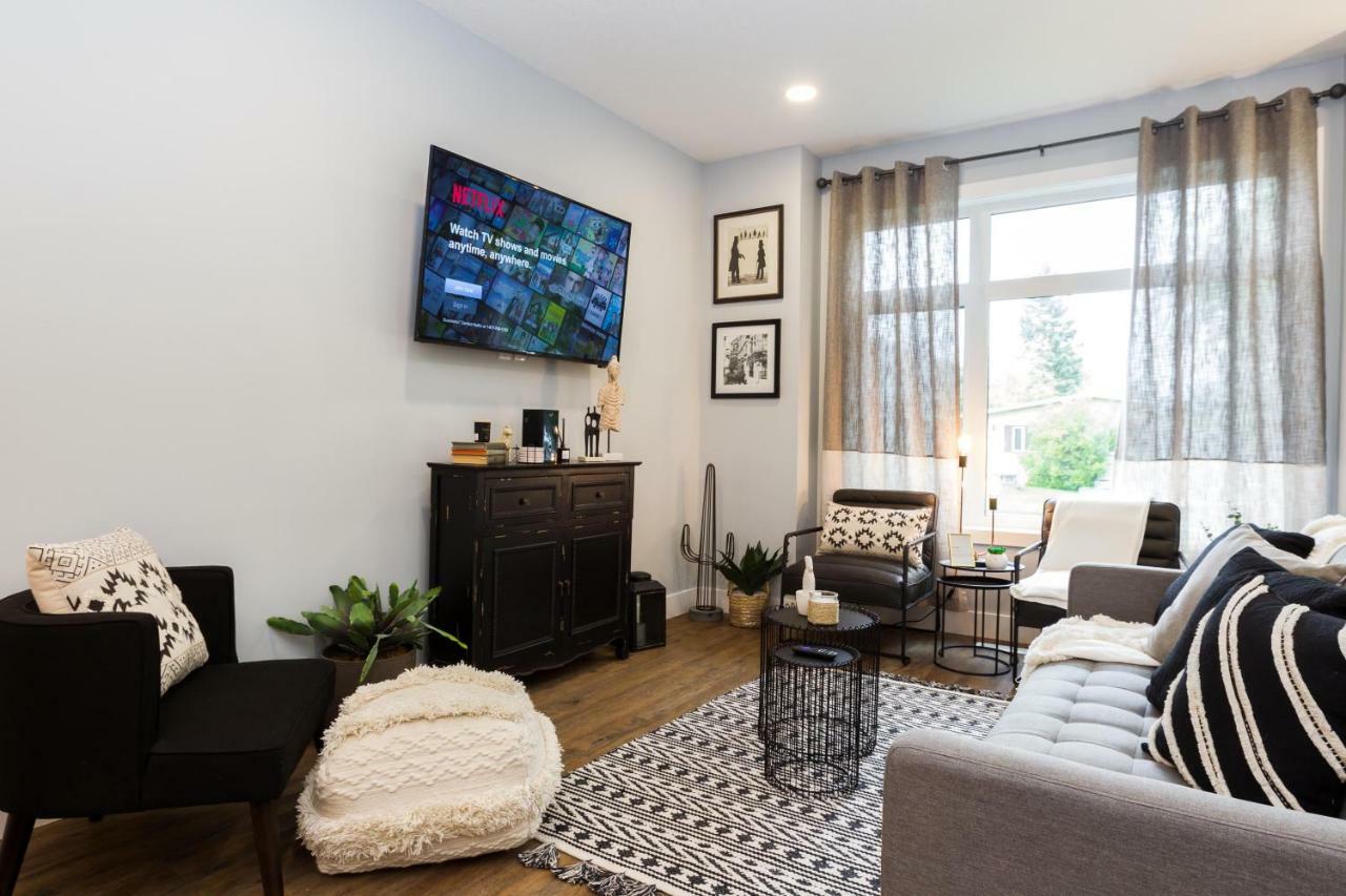 Contemporary Farmhouse Haven: Extended Stay with Modern Comforts Edmonton Exterior photo