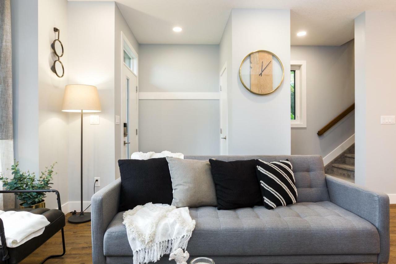 Contemporary Farmhouse Haven: Extended Stay with Modern Comforts Edmonton Exterior photo